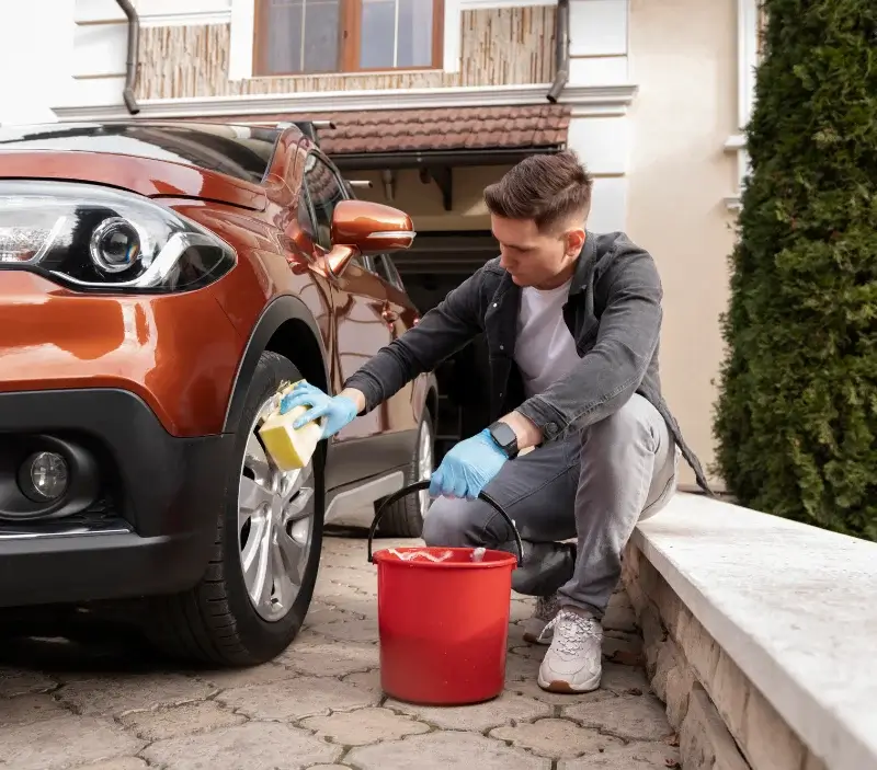 Lavage auto à domicile Saint-Pourçain-sur-Sioule : professionnel intervenant sur un véhicule